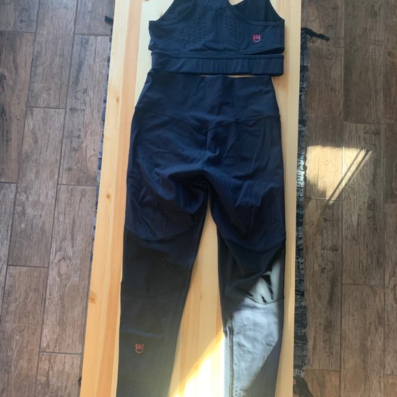 Kady Luxe Set including Leggings and Sports Bra - Picture 4 of 4